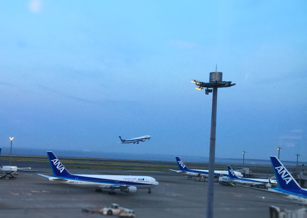 羽田空港C滑走路を離陸する飛行機