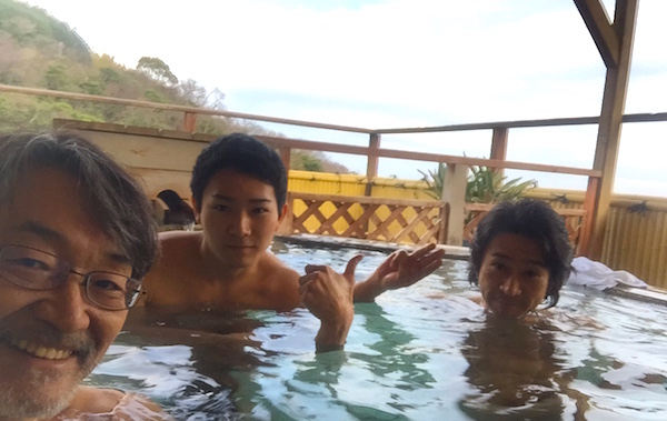 弟と高校生の甥と温泉露天風呂