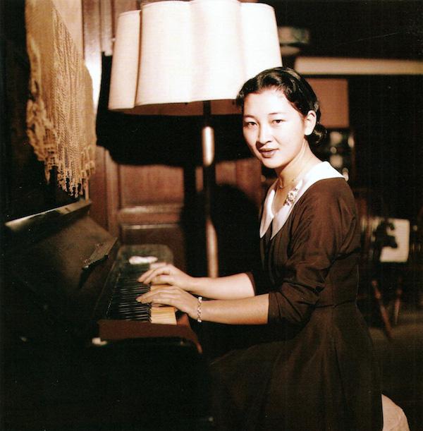 Wikipedia「皇后美智子」より 1958年の美智子さま